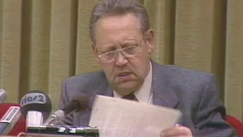 Mauerfall: Geheimdeal um Schabowski-Zettel. BILD klagte Verträge frei