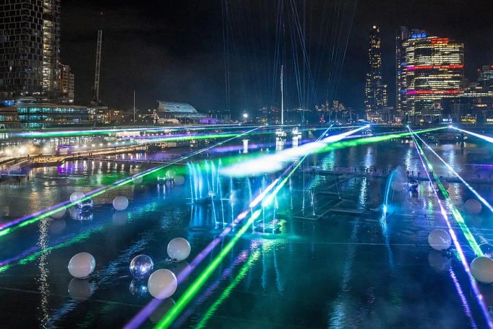Lluvia inesperada: 90 drones caen al suelo en un puerto de Australia tras un fallo técnico durante un espectáculo de luces
