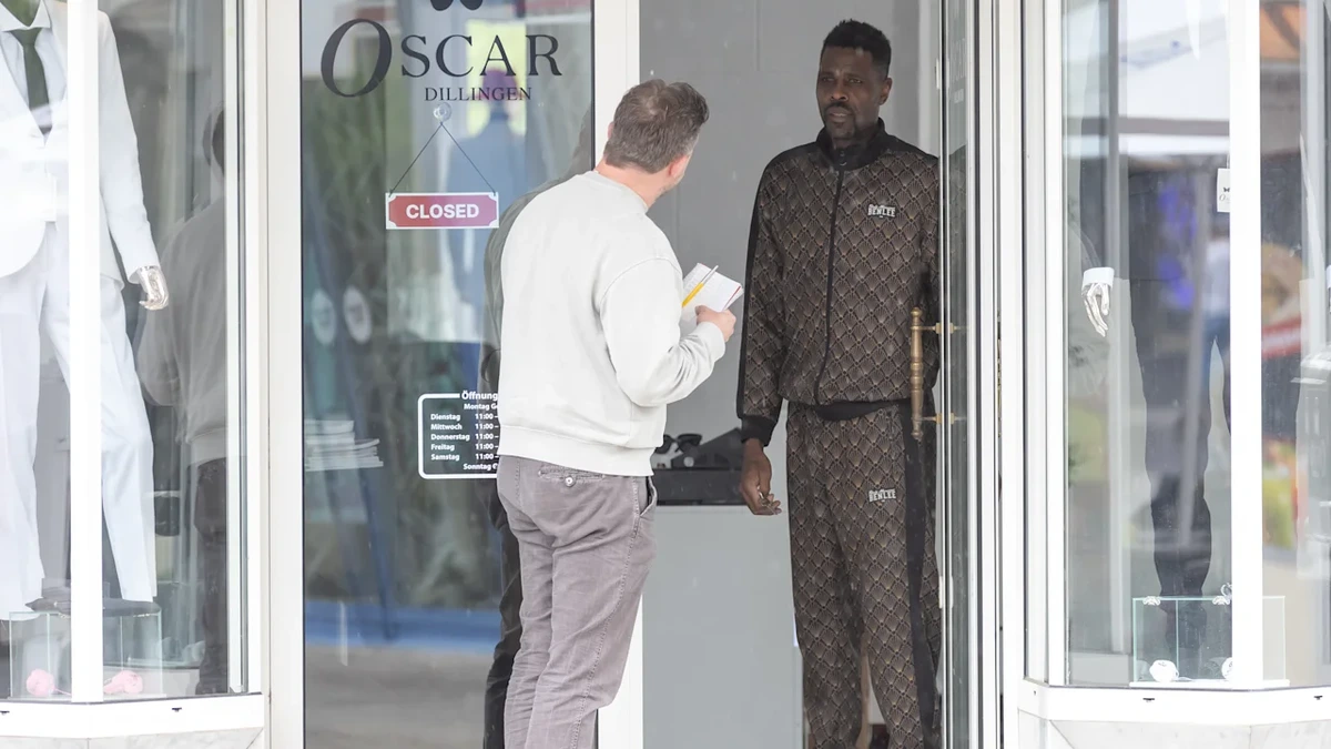 Mo Idrissou: Schläft Bundesligastar in seinem Modeladen?