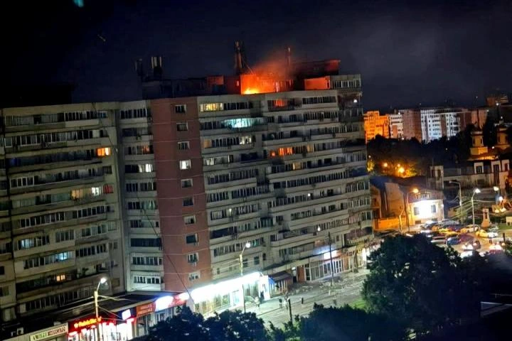 Un dron ruso se estrella contra un bloque de apartamentos en Rumania, hiriendo a dos personas y causando un incendio