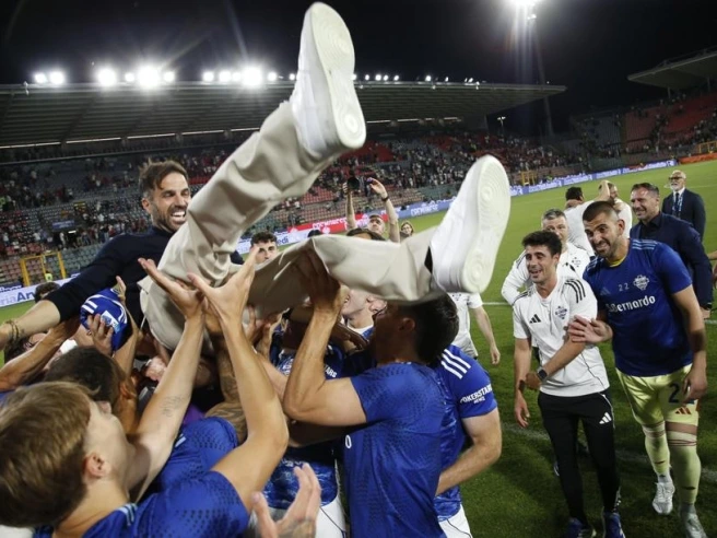 La Roma e il Como dei miracoli vanno in Champions nel caos di un torneo ostaggio dei tifosi