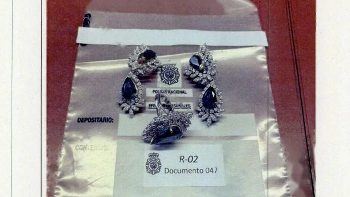 La Policía encontró en el despacho de Zapatero joyas y relojes que él atribuye a herencias y regalos de viajes