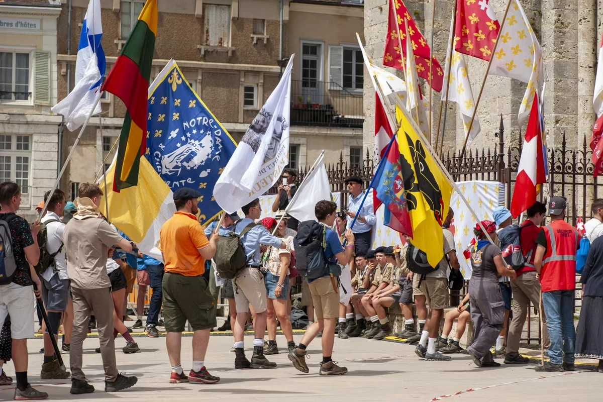 Au pèlerinage de Chartres, fleurs de lys, Sacré-Cœur et quête de sens pour des jeunes cathos « tradis », deux fois plus nombreux qu’il y a dix ans