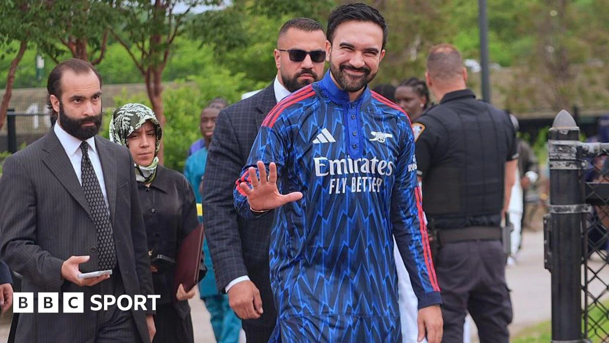 New York mayor wears Arsenal kurta during Eid prayers