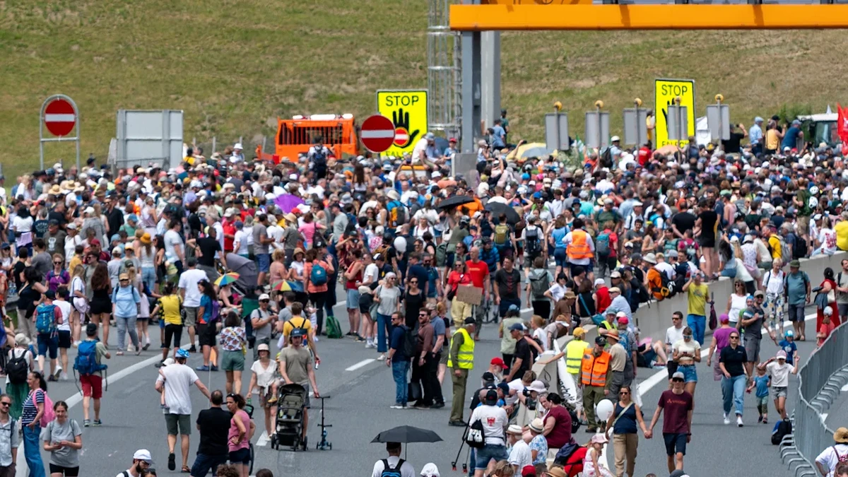Tiroler kämpfen gegen Lkw-Flut: Tausende Demonstranten legen Brenner-Autobahn lahm
