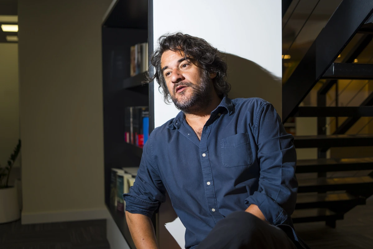 Manuel Jabois: "Soy consciente de que suelo ir por la vida a tumba abierta. Y así también escribo"