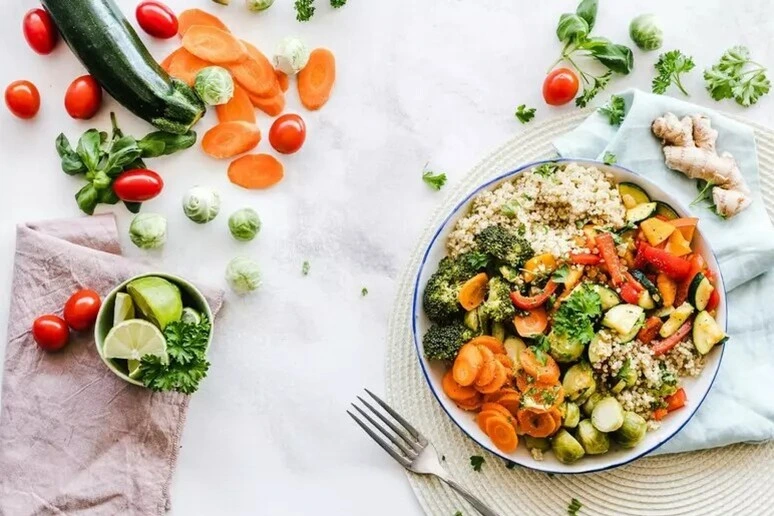 Tumore al seno, meno ricadute con dieta mediterranea, camminata di 30 minuti e vitamina D