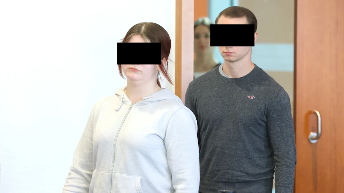 Mutter und Partner wegen Misshandlung angeklagt: Fesselten sie Kinder in ihrer Messie-Wohnung?