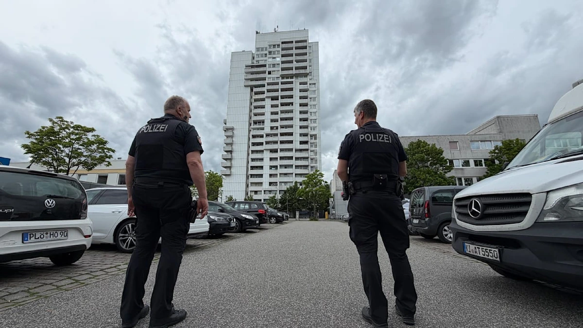 Platte auf Streife geworfen: In diesem Hochhaus ist die Polizei ein Feind