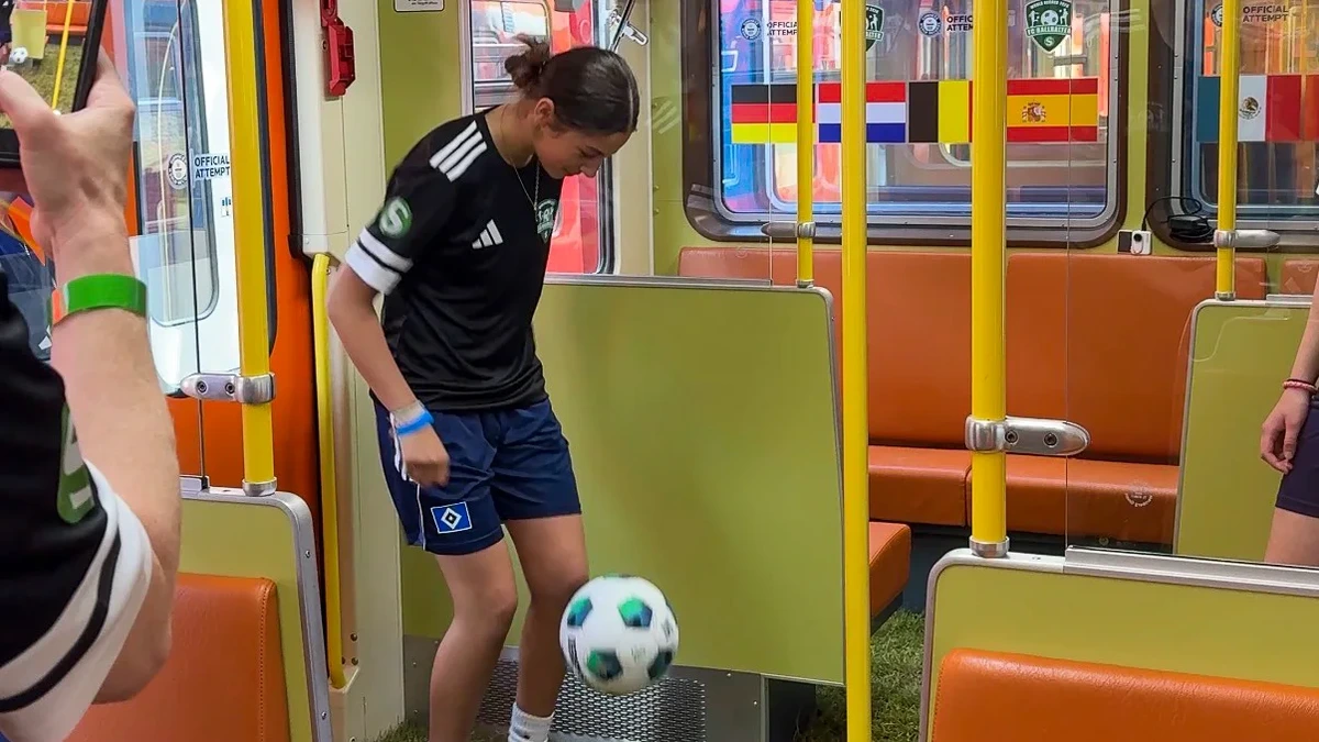 Fußball-Weltrekord in historischer S-Bahn!