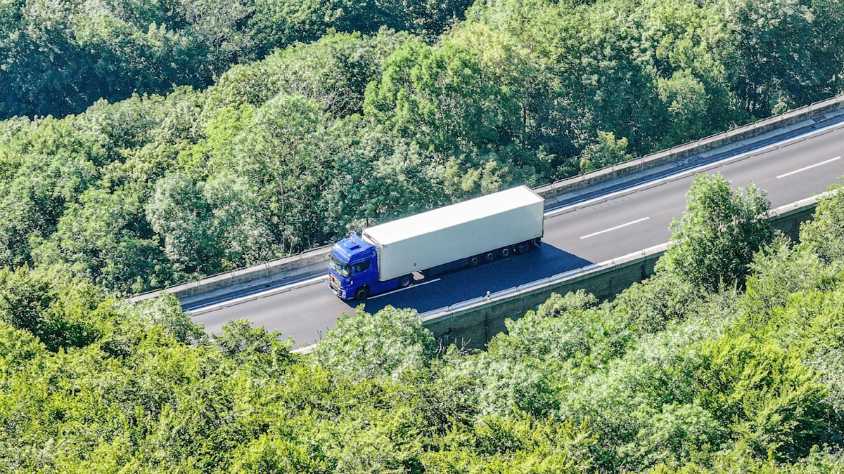 Ortschaft evakuiert: Gefahrguttransporter auf A8 droht zu explodieren