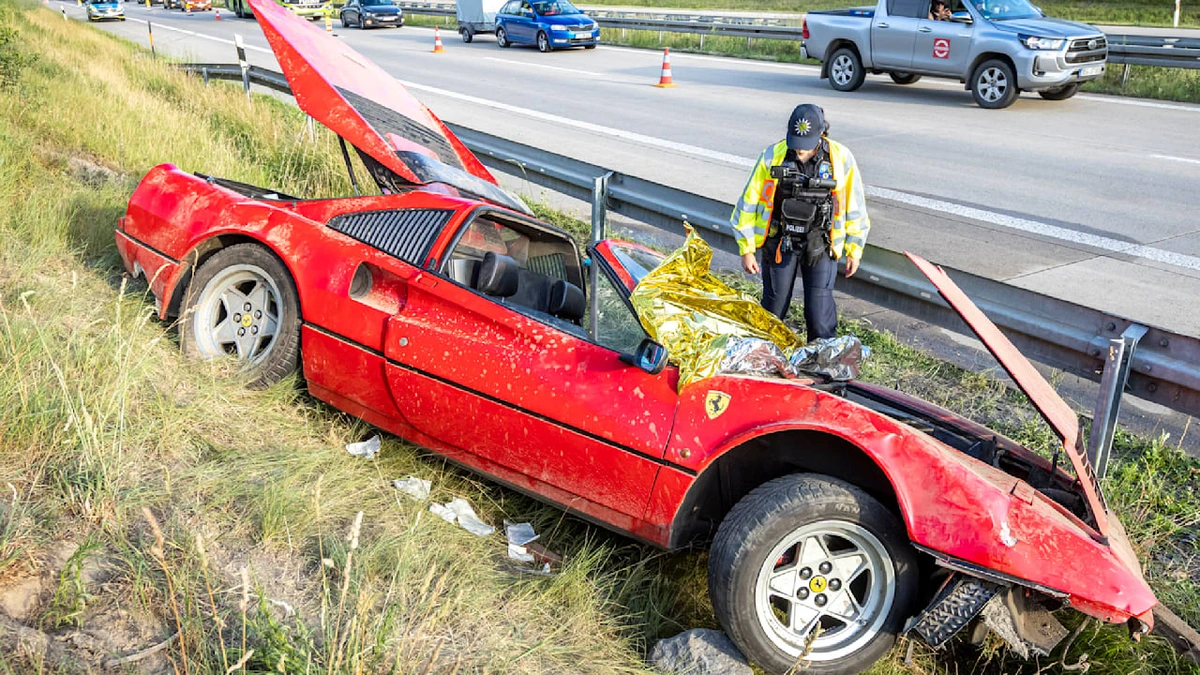 Unfall auf A17: Ferrari-Fahrer (85) crasht seinen Oldtimer