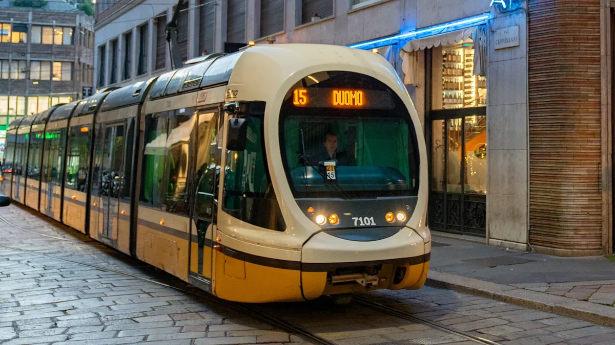 Überwachungsbilder aus Straßenbahn missbraucht: Sie teilten sie in privaten Chats