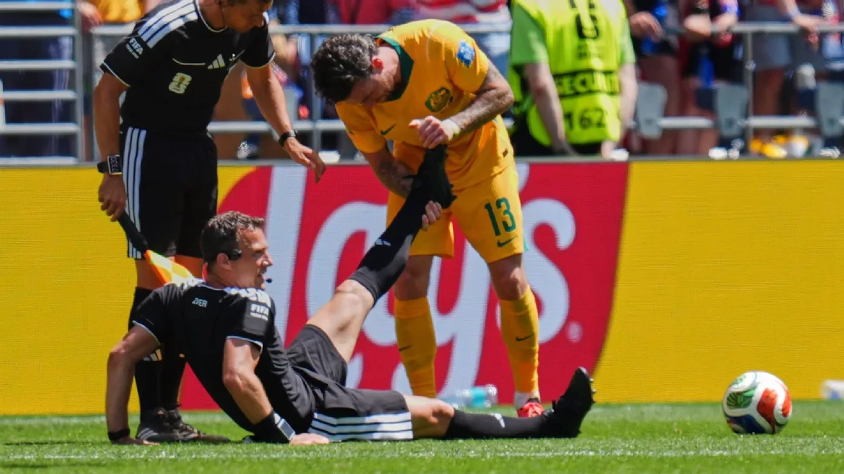 Schiedsrichter Felix Zwayer geht bei der WM-Partie der USA plötzlich zu Boden