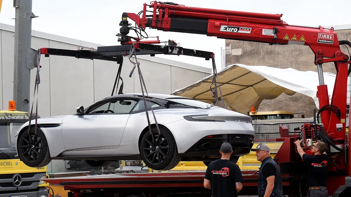 Aston-Martin, Rolls Royce, Ferrari: Finanzamt schleppt Luxus-Autos ab