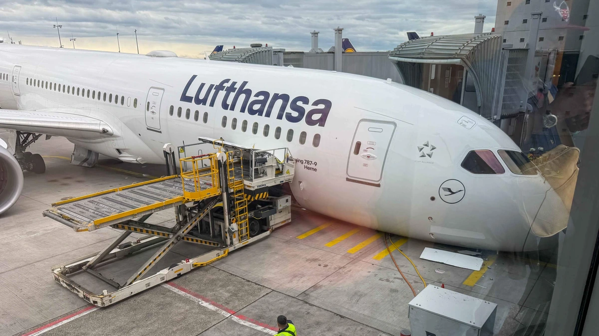 Opmerkelijk ongeval: vliegtuig Lufthansa zakt door voorwiel