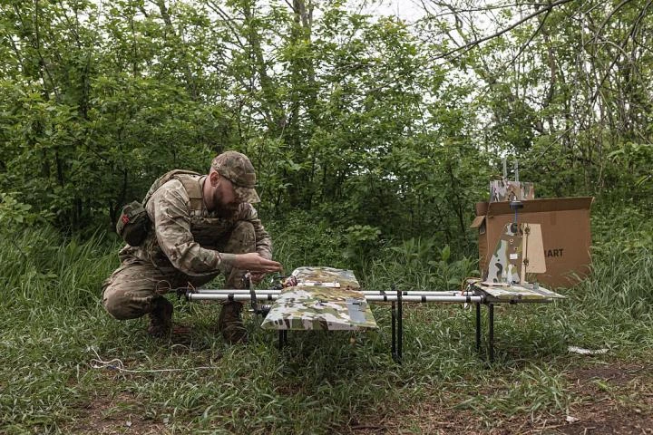 Drones que duermen y esperan días a su objetivo: así es la guerra de paciencia que libran los pilotos en Ucrania, donde el más rápido ya no gana