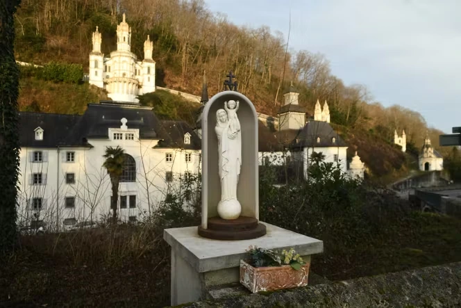 Loi Bétharram : pourquoi l’Eglise de France s’opposait à la levée du secret de la confession