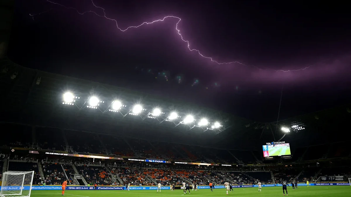 WM: Unwetter-Warnung! 30 Minuten Unterbrechung bei Blitzeinschlag