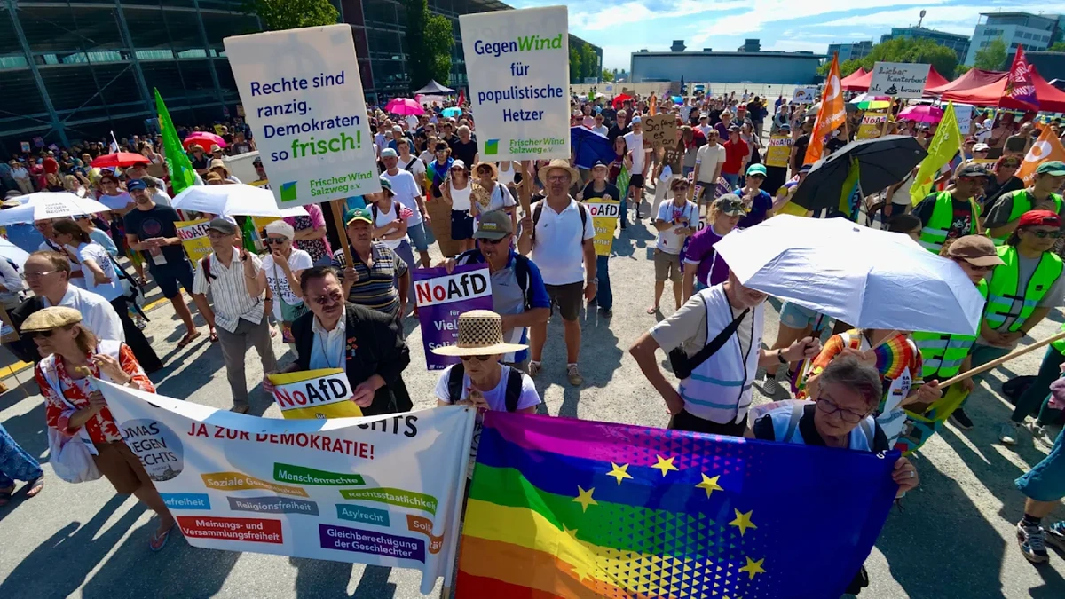 Groß-Demo in Passau: Rauchbombe und Straßensperre nahe AfD-Parteitag