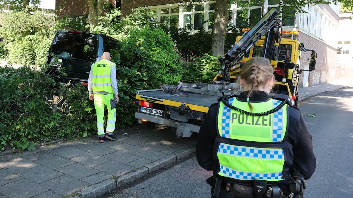 Hamburg: Oma (75) überfährt zwei Kinder vor Grundschule – Krankenhaus