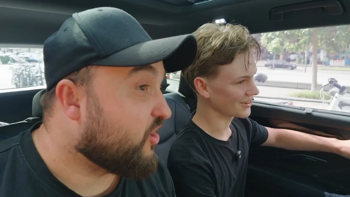 WM-Quiztaxi mit Pocher – Folge 2: Vater-Sohn-Duo scheitert am Fifa-Motto