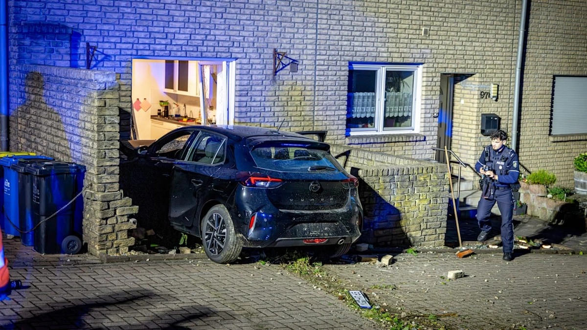 Unfall in Essen (NRW): Auto kracht gegen Hauswand und landet in Küche