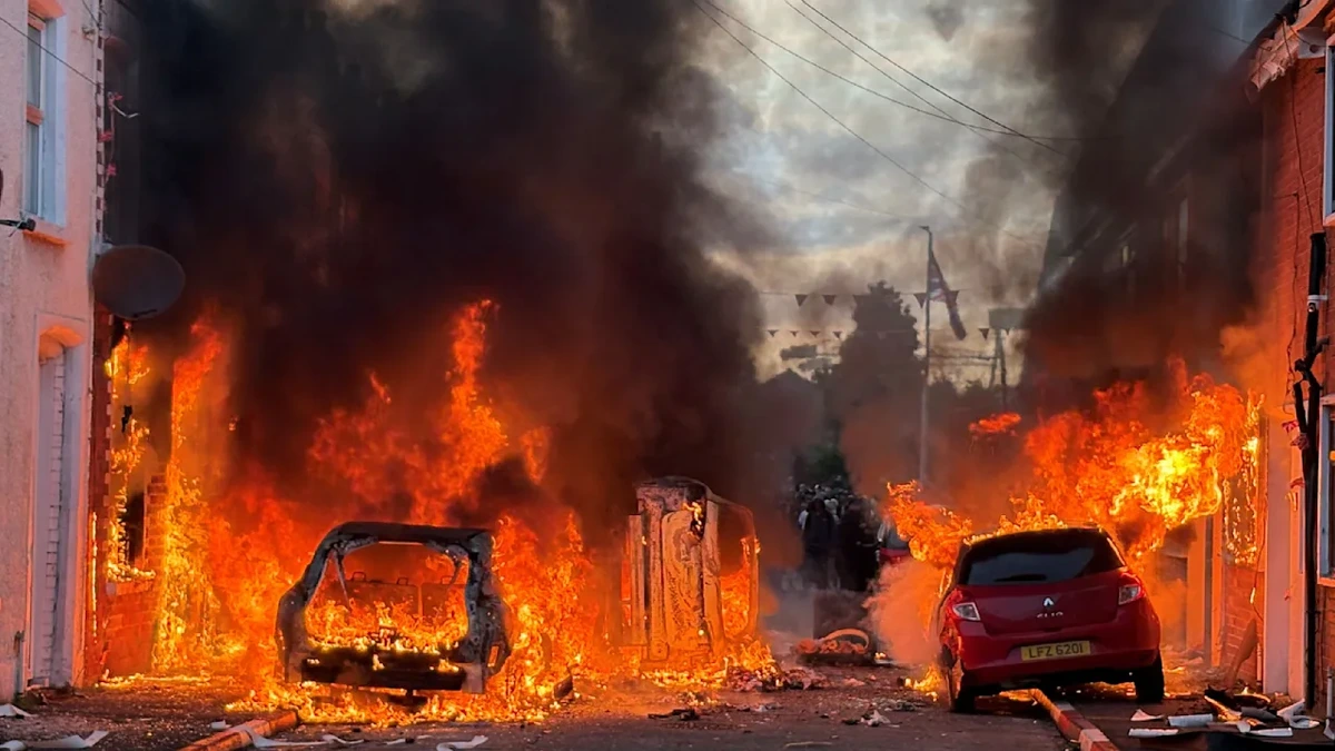Krawalle, Chaos, Feuer!  Randalierer jagen Ausländer in Belfast