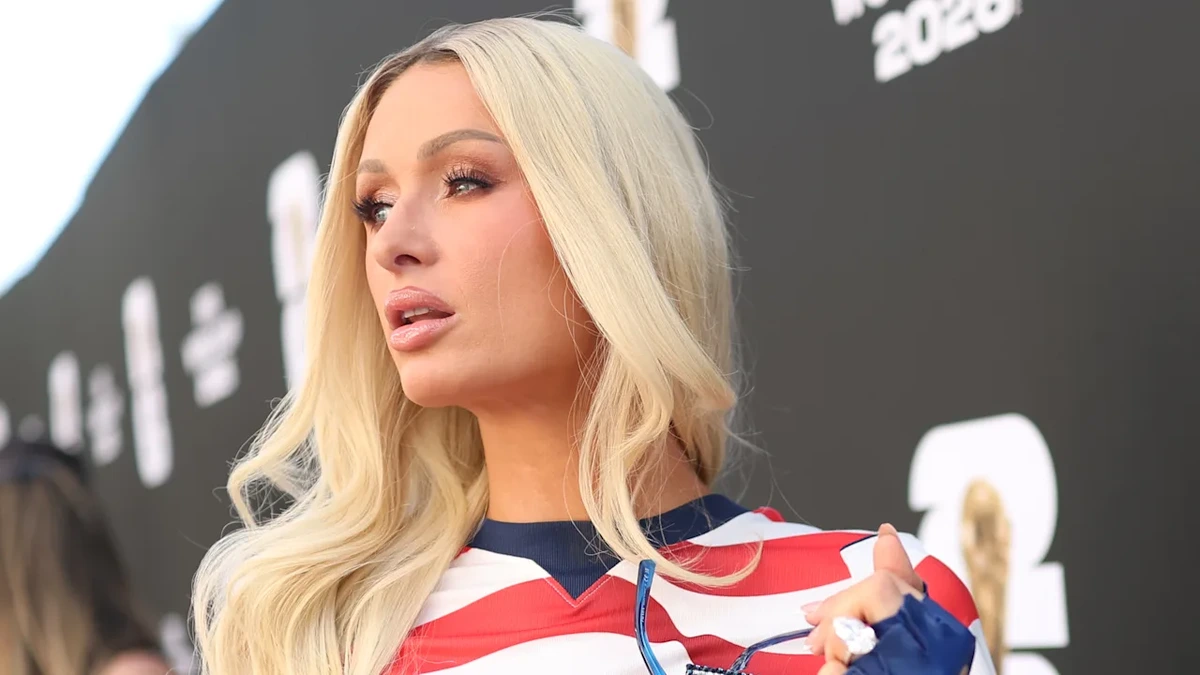 Glitzer-Auftritt vor US-Match: Paris Hilton zieht alle Blicke auf sich!