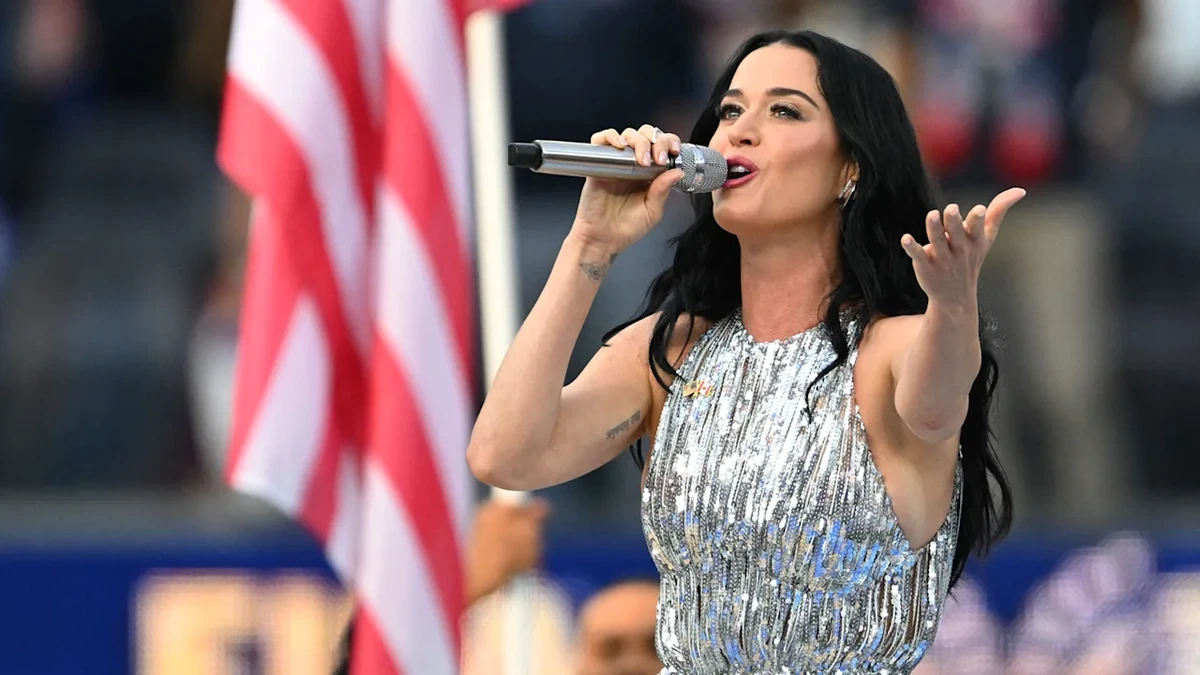 Mega-Show vor USA-Kracher: Katy Perry performt im Lametta-Hoola-Hoop