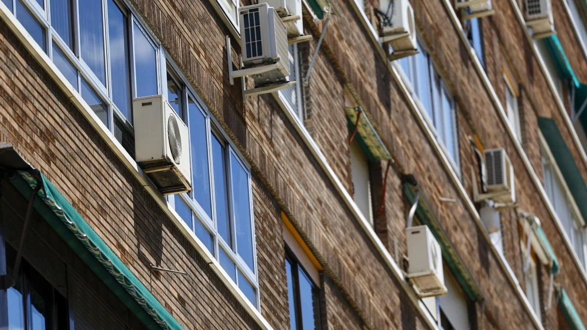 Un juez avala que unos vecinos mantengan su aire acondicionado en la fachada