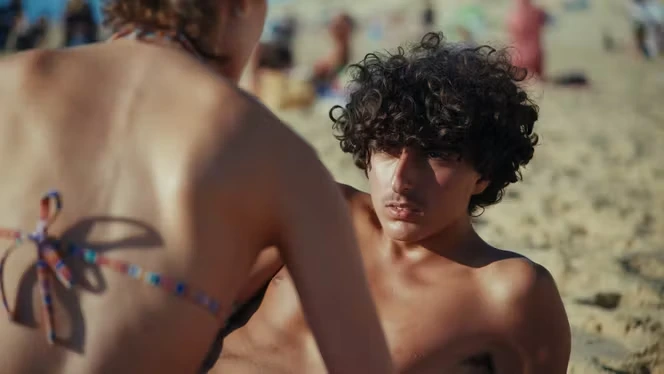 « La Chaleur » : l’adolescence, comme un vent qui se lève sur la plage