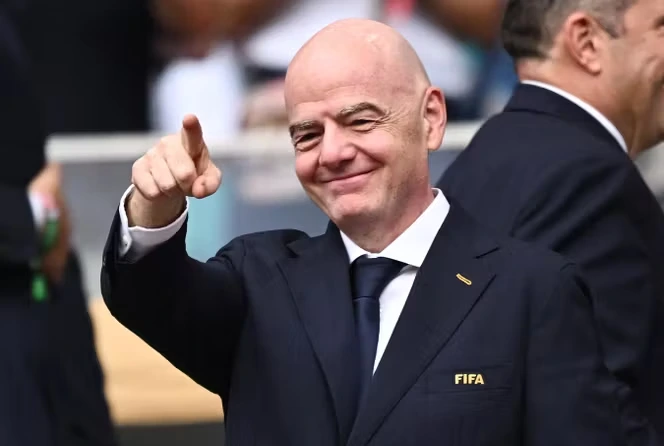 Gianni Infantino visé par une plainte de FairSquare auprès du CIO pour « violations répétées des règles exigeant la neutralité politique »