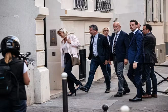 Marine Le Pen condamnée mais candidate à la présidentielle : ses adversaires politiques choisissent l’accusation morale