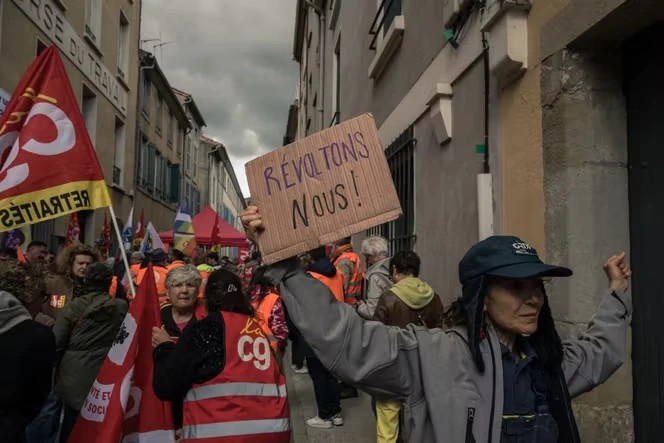 A Carcassonne, la contestation contre le nouveau maire RN Christophe Barthès se greffe sur le Tour de France