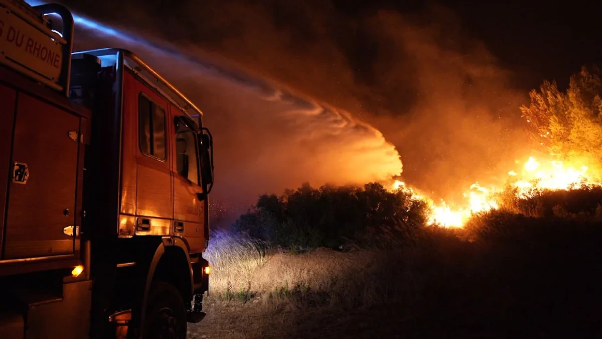 Waldbrände in Frankreich: Tausende Menschen müssen vor den Flammen fliehen