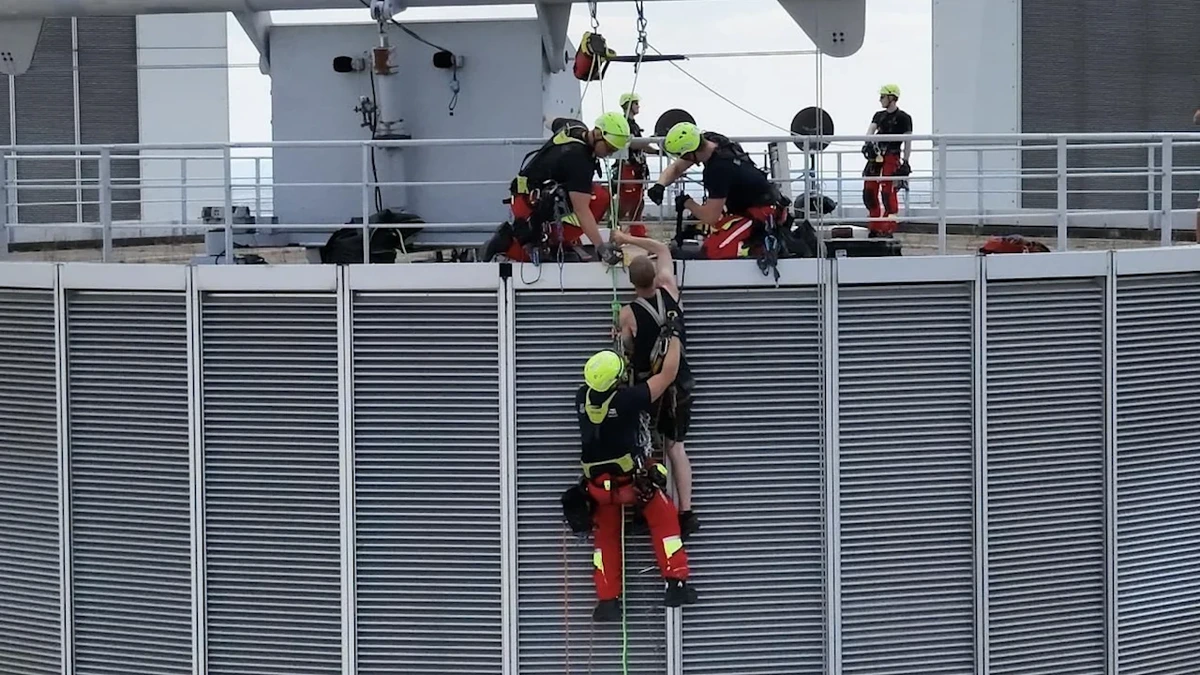 Gondel steckt im 45. Stock fest: Feuerwehr rettet Fensterputzer von Wolkenkratzer