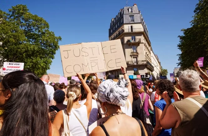 Périscolaire à Paris : des parents dénoncent une « victimisation secondaire qui broie les enfants, puis leurs parents » après la relaxe d’un ex-animateur