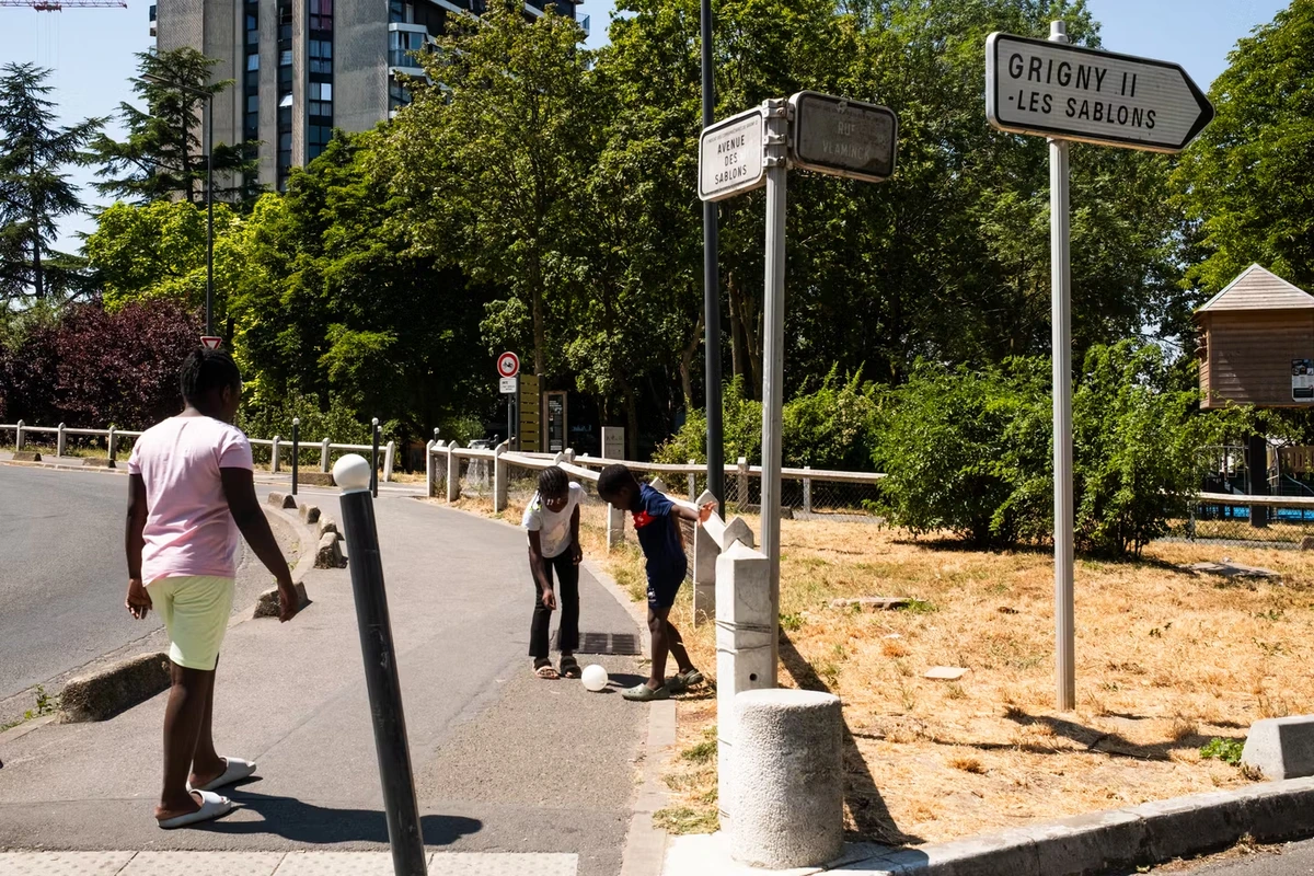 « On suffoque, mais est-ce qu’on a le choix ? » : à Grigny et Bobigny, le désarroi des habitants des quartiers populaires