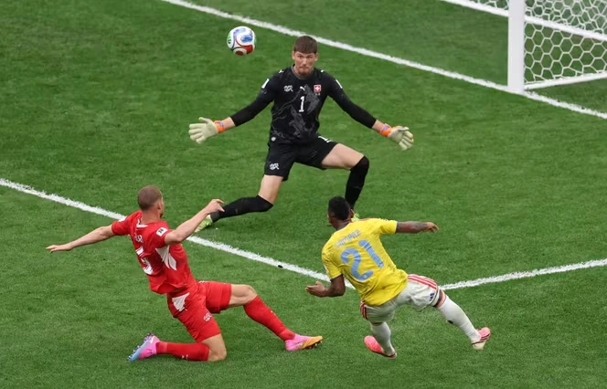 La Suisse élimine la Colombie en huitièmes de finale de la Coupe du monde grâce à la prestation de son gardien, Gregor Kobel