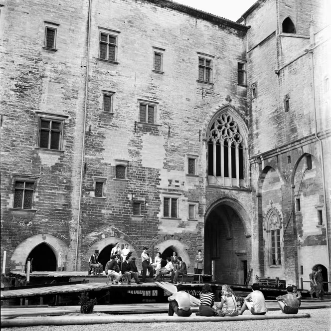 Théâtre : en 1947, un triple lever de rideau pour effacer la barbarie