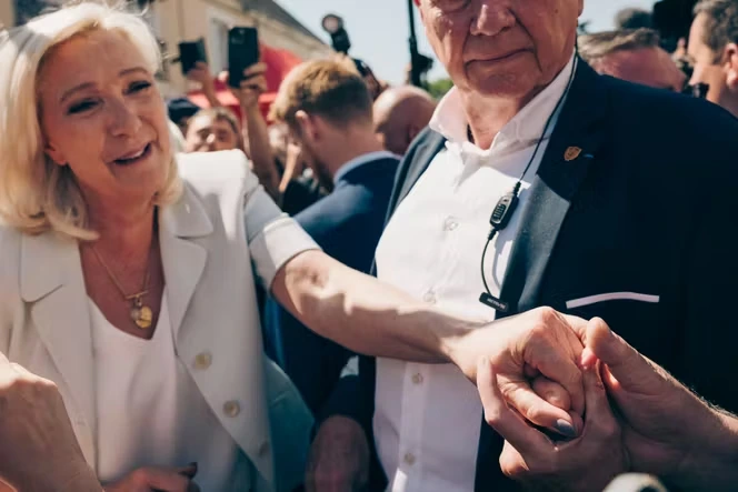 Présidentielle 2027 : Marine Le Pen abrège un premier déplacement de campagne chahuté
