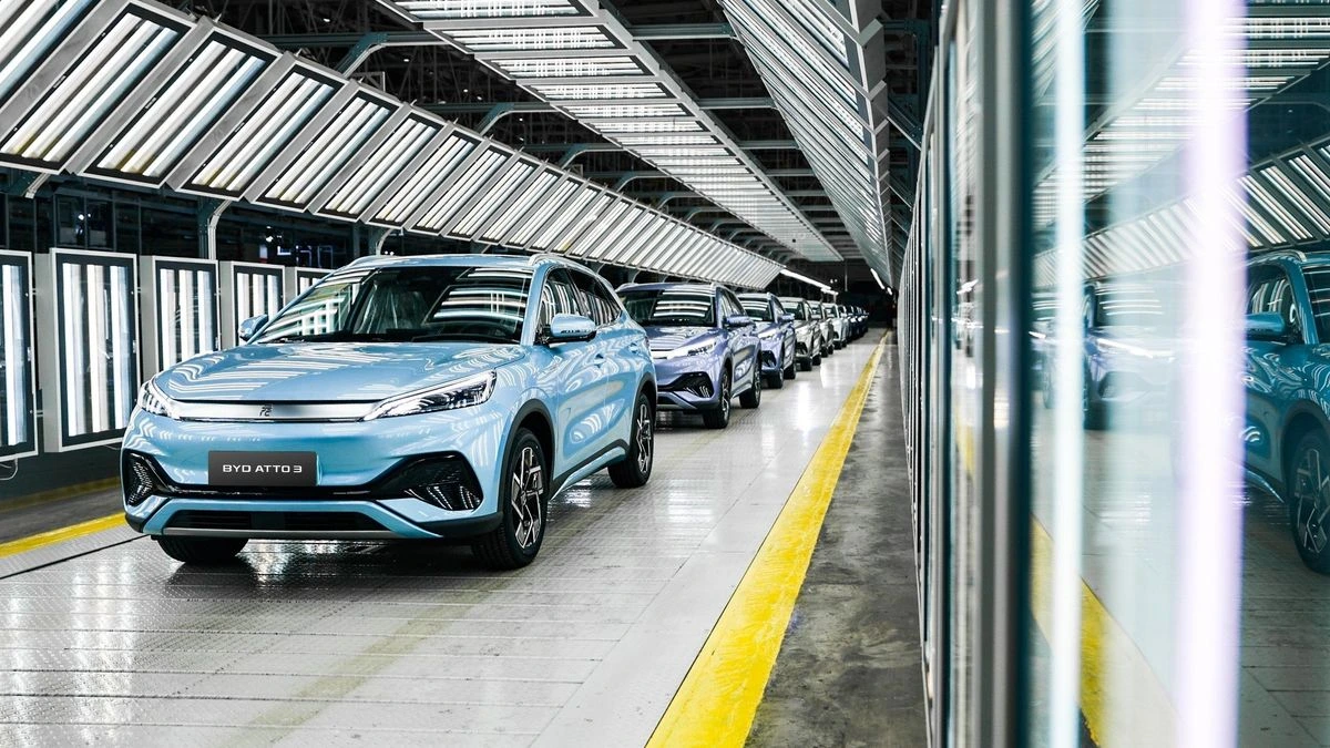 El 'boom' de los coches y los chips chinos dispara las exportaciones del país asiático