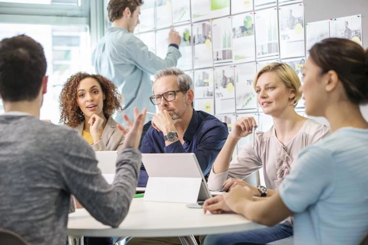 Cuatro maneras de sonar inteligente en las reuniones sin parecer que lo intentas, según una experta que asesora en Google, Amazon y la OTAN