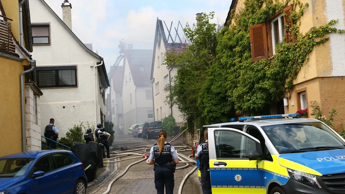 SEK rückt zu Feuer aus: Mieter setzt Wohnhaus in Brand