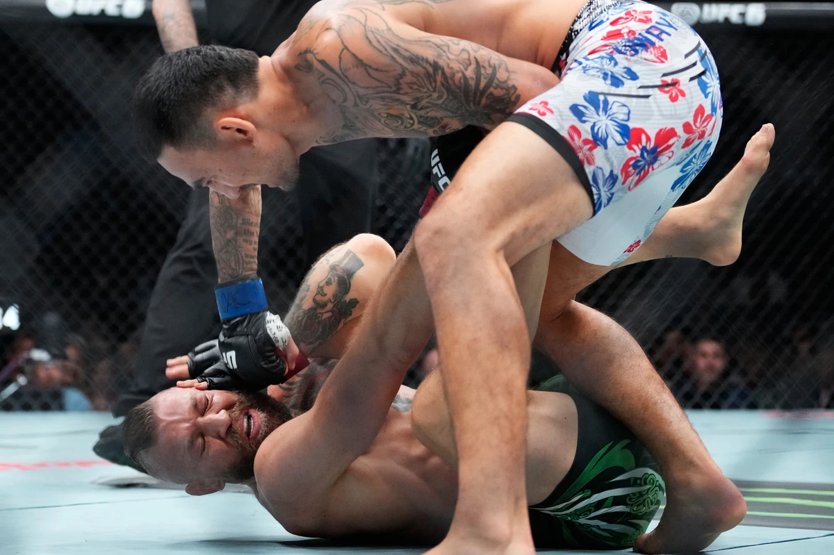 Una lesión en la rodilla derecha frustra el regreso de Conor McGregor, que pierde ante Max Holloway