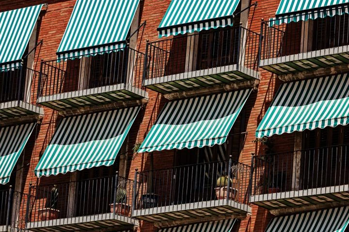 Francia se rinde a la evidencia y va a inundar sus cascos históricos de toldos y persianas: "Se tendrá en cuenta el confort térmico"