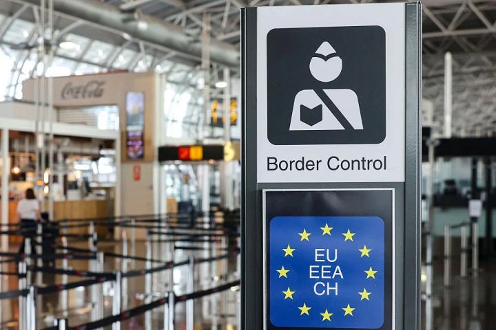 "Aviones medio vacíos y pasajeros atascados en los controles de seguridad": el sector de la aviación insta a Europa a suspender el nuevo sistema de control fronterizo