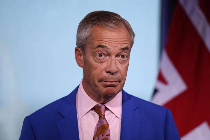 Nigel Farage dimite como diputado para intentar salvar su carrera tras las acusaciones de corrupción: quiere que los votantes decidan su futuro