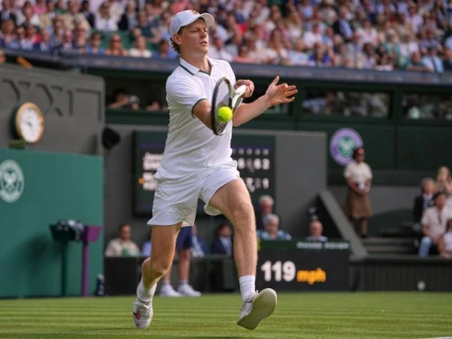 Sinner ritrova servizio e risposte a Wimbledon, via i brutti ricordi: «Se penso al passato non vado avanti»